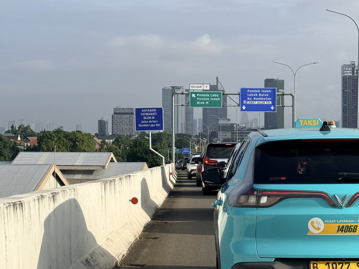 ⁦<a href="/RadioElshinta/">Radio Elshinta</a>⁩ Bertahun tahun macet Keluar Tol antasari akibat TL Abuba Antasari cipete Puri Mutiara belum ada solusi ⁦<a href="/DKIJakarta/">Pemprov DKI Jakarta</a>⁩ ⁦<a href="/TMCPoldaMetro/">TMC Polda Metro Jaya</a>⁩ ⁦<a href="/pramonoanung/">Pramono Anung (IG : @pramonoanungw)</a>⁩ Macet hari ini 3 km ke belakang sampai Andara