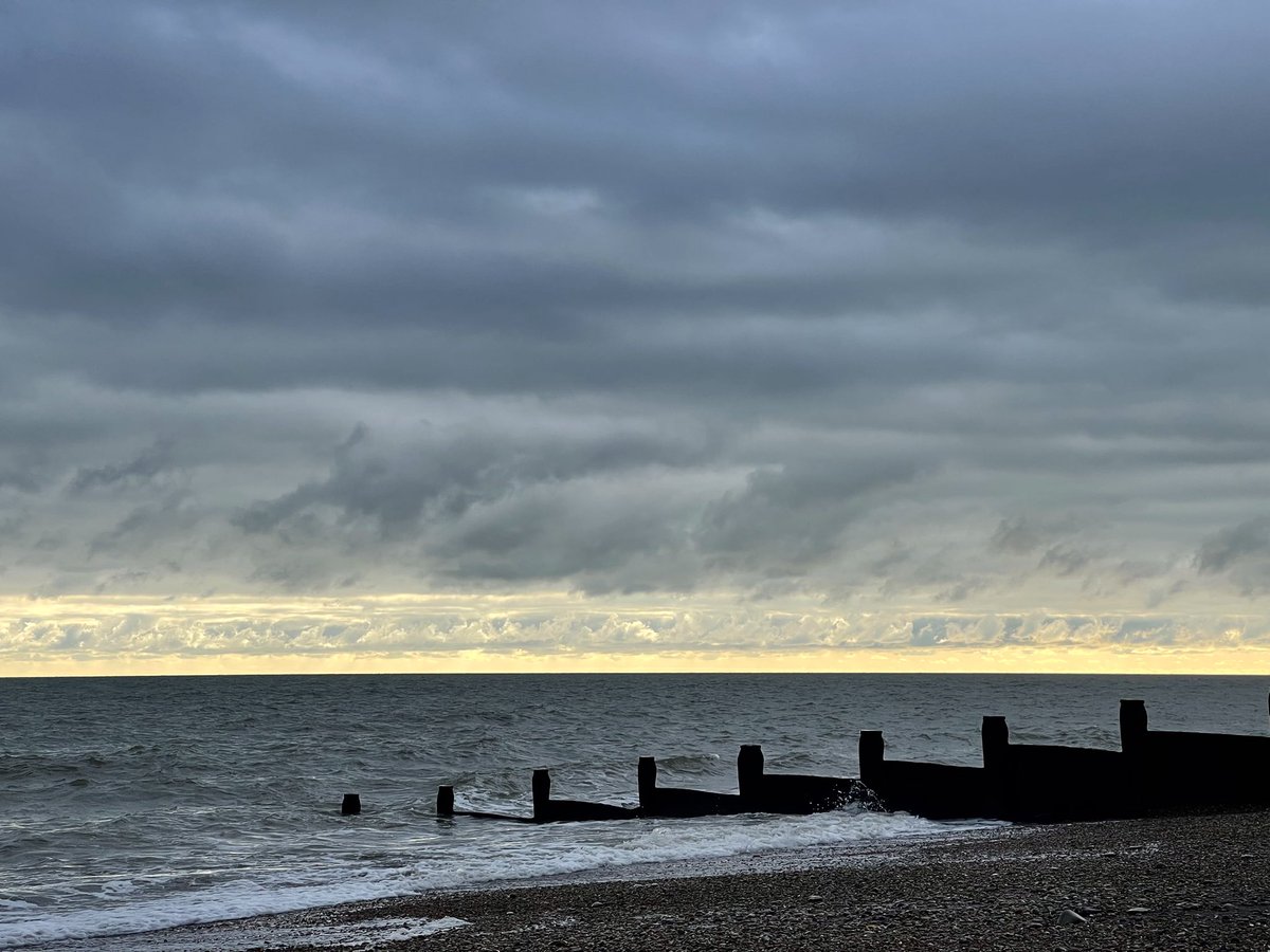 AngelikaHTCG's tweet image. That sunshine in the distance stayed in the distance 😕 A biting Easterly and a strong current 🏊🏻‍♀️ #wildswimming #beachlife #PettLevel #MondayMood 🖤