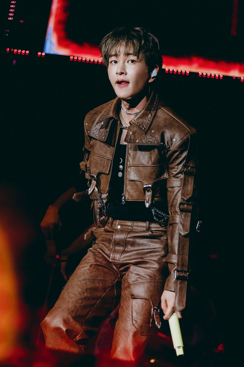 mintpearlmojito's tweet photo. selfcest with leather strapped and chained jinki please 😋 https://t.co/7fVGUjZFPv
