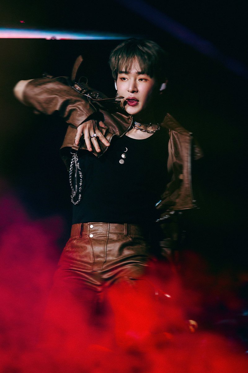 mintpearlmojito's tweet photo. selfcest with leather strapped and chained jinki please 😋 https://t.co/7fVGUjZFPv