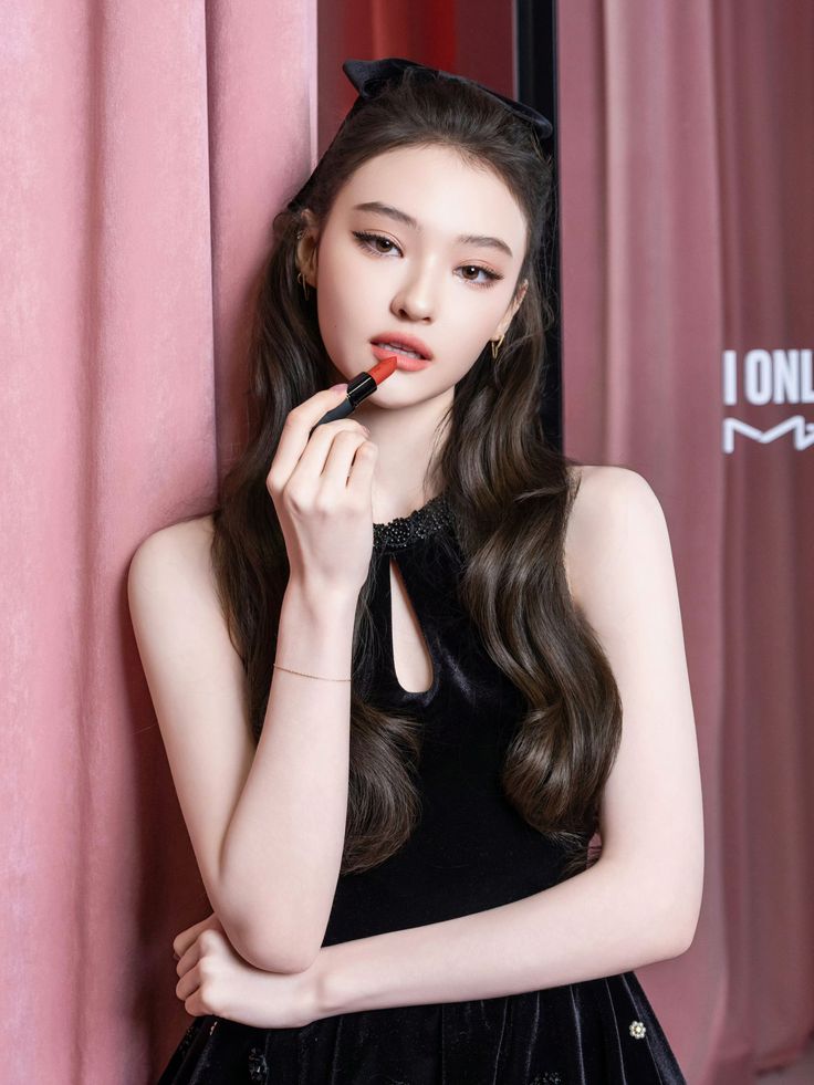 EllaGrossBase's tweet image. MAC Cosmetics' global ambassador, Ella Gross; Ella was chosen for her delicate and sophisticated beauty, which perfectly complements the MAC style ❤️🩷 

#미야오 #MEOVV 
#엘라 #ELLA @OFFICIAL_MEOVV