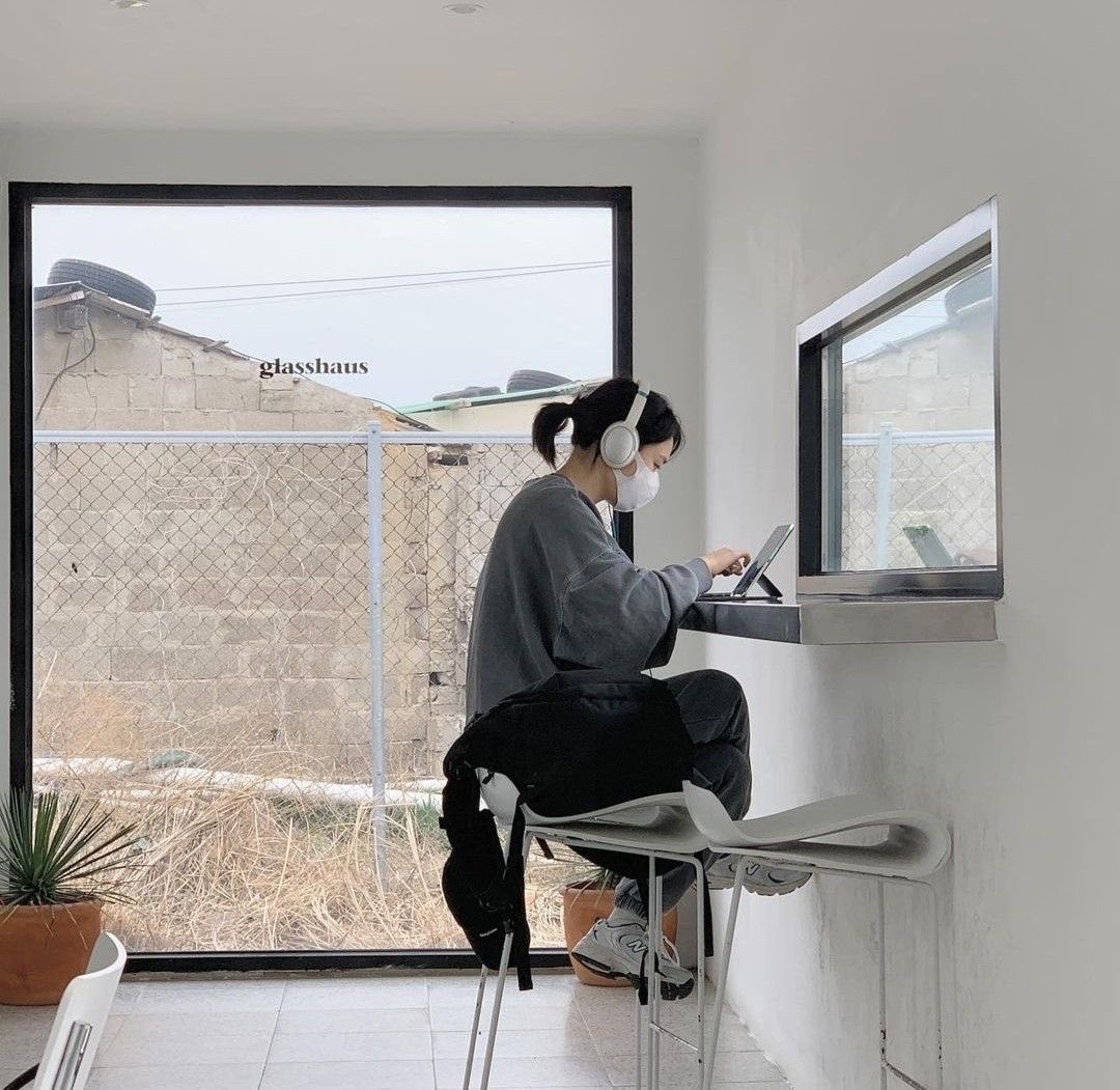 When Eun Jin is focused on her work, she looks both youthful and very attractive. 
I miss her already, winter will pass quickly, won't it? 🫠🫠🫠

#Ahneunjin #DynamiteKiss #mydearest