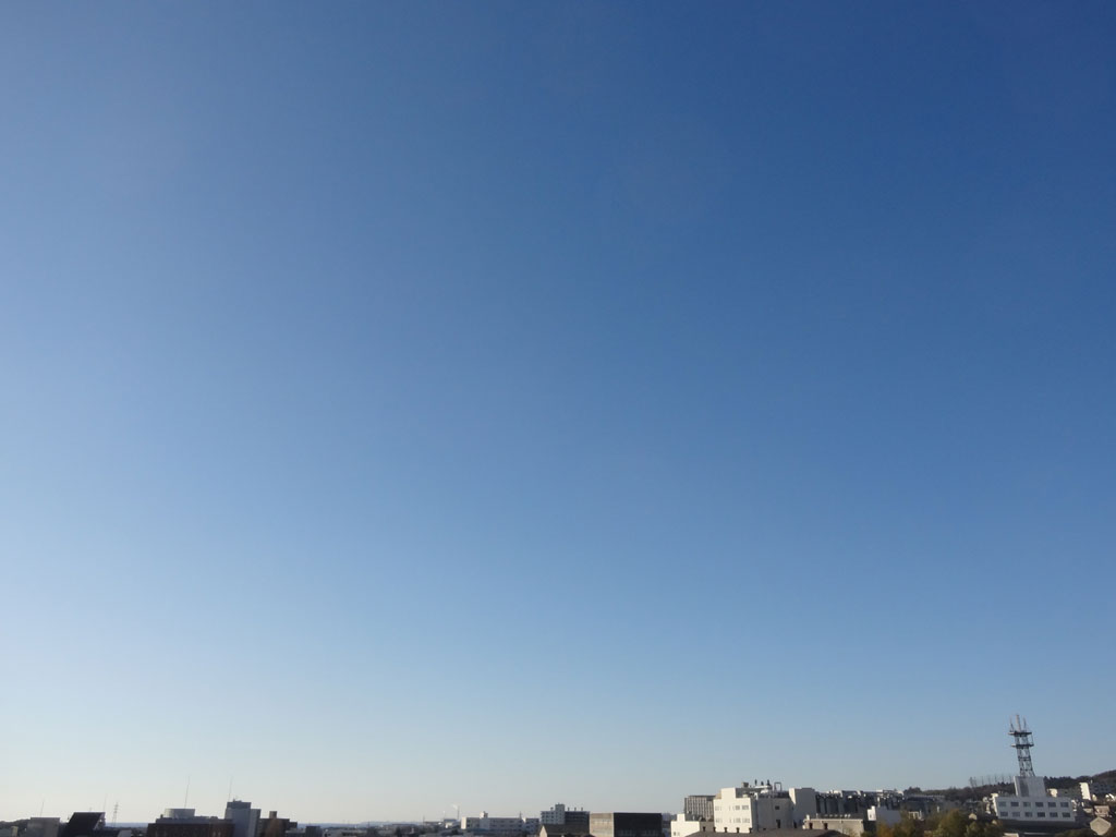 【2026年02月03日09時の空】日立市役所は快晴です。冬型の気圧配置から高気圧に覆われてきますが、湿った空気の影響もあるため、今日の日立市は、晴れますが、雲が広がる時もある見込みです（市役所での最高気温１０℃）。明日は、晴れのち曇りの予想です(最低気温０℃、最高気温１３℃）。#日立市天気