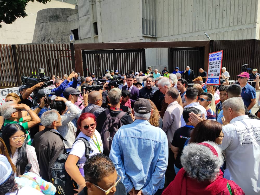 🇻🇪¡Uno para todos y todos para Uno! <a href="/justiciapitzucv/">Prof. Juan Carlos Apitz B.</a>
Los gremios y sociedad civil acompañamos a los Decanos de las facultades de Ciencias Jurídicas de la UCV, LUZ,ULA y UC a demandar al Ejecutivo por la Omisión Constitucional de Ajuste Salarial desde 2022.
#SalarioDigno 
#Laboral