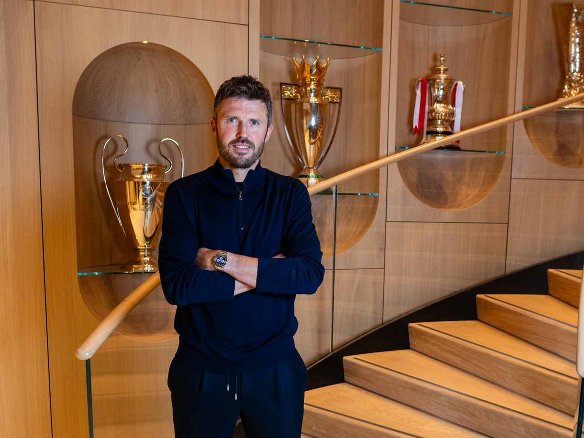 20legend4's tweet image. Saluden al entrenador del mes de la Premier League.

Michael Carrick.