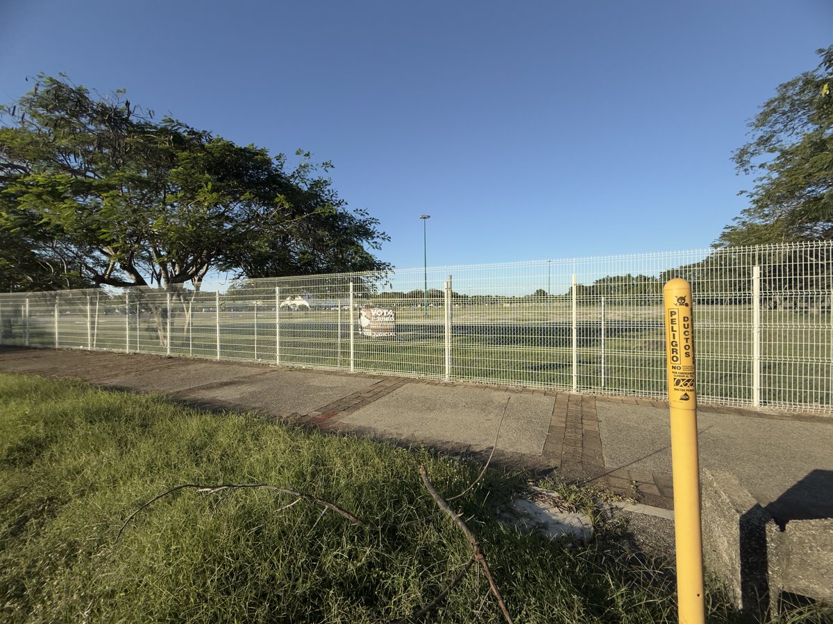 audelinomacario's tweet photo. Centro de Convenciones sin turismo y sobre ductos de Pemex, el nuevo elefante blanco de Morena en #Tabasco
En un acto marcado por el despliegue de la más cursi propaganda populista, con fuegos artificiales y la “siembra” de una “cápsula del tiempo”, el gobernador Javier May colocó la primera piedra de una obra multimillonaria, que --como muchas otras de la 4T-- está condenada al fracaso: un nuevo "centro de convenciones" en #Villahermosa.
Decisiones como esta exhiben al morenismo como un gobierno farsante, más preocupado en los negocios que enriquecen a los amigos y a los aliados, que en satisfacer las necesidades del pueblo.
Y es que desde antes de ser candidato, May prometió a los tabasqueños una larga lista de obras supuestamente “prioritarias” pero que no han tenido presupuesto autorizado, ni en 2025 ni este 2026.
Entre esos proyectos que han servido únicamente para alimentar el relato populista, se encuentran el nuevo Hospital General del estado, los hospitales de Teapa y Macuspana, así como la Universidad de la Salud, por mencionar solo algunos de los compromisos.
Pero en vez de hacer realidad sus promesas, que cambiarían el rostro social de enfermedad y pobreza del estado, May destina 2 mil 010 millones de pesos a la construcción de un edificio que pretende ser entregado en concesión a particulares y que por lo mismo, privilegia instalaciones de centro comercial en lugar de salones de exposiciones.
El motivo: hasta los beneficiarios finales de la obra saben que el turismo de negocios no tiene futuro en un estado con tan elevados indices de inseguridad.
Y es que según las cifras oficiales de la Fiscalía, entre 2024 y 2025 se reportaron 1,617 homicidios dolosos en la entidad. ¿Qué visitantes de negocios vendrían a una entidad gobernada por el miedo y el sobresalto que generan 2.2 asesinatos diarios en promedio, es decir, todos los días, incluidos sábados y domingos, durante los dos últimos años? 
A lo anterior se suma un riesgo grave que ha sido advertido por urbanistas y que el gobierno no ha aclarado. El asunto es particularmente preocupante si se considera el limitado entendimiento técnico del propio gobernador, quien —aunque parezca increíble— confunde un chat automatizado de WhatsApp, del tipo “para dejar su mensaje presione 4”, con “inteligencia artificial”.
El punto es claro: en la zona donde se pretende gastar esos 2 mil 010 millones de pesos cruzan ductos de alta presión de Pemex. La propia empresa lo advierte mediante señalizaciones visibles colocadas a escasos metros del área: "no construir, no excavar, no golpear en la zona".
Me parece que May, un gobernador que apenas terminó la preparatoria, puede ignorar aspectos técnicos y de planeación urbana, pero como ex director del Tren Maya, conoce bien el lenguaje de los negocios al amparo del dinero público. Sin embargo, esta vez eligió una zona donde el proyecto no solo es riesgoso desde lo financiero, sino (literal) potencialmente explosivo.