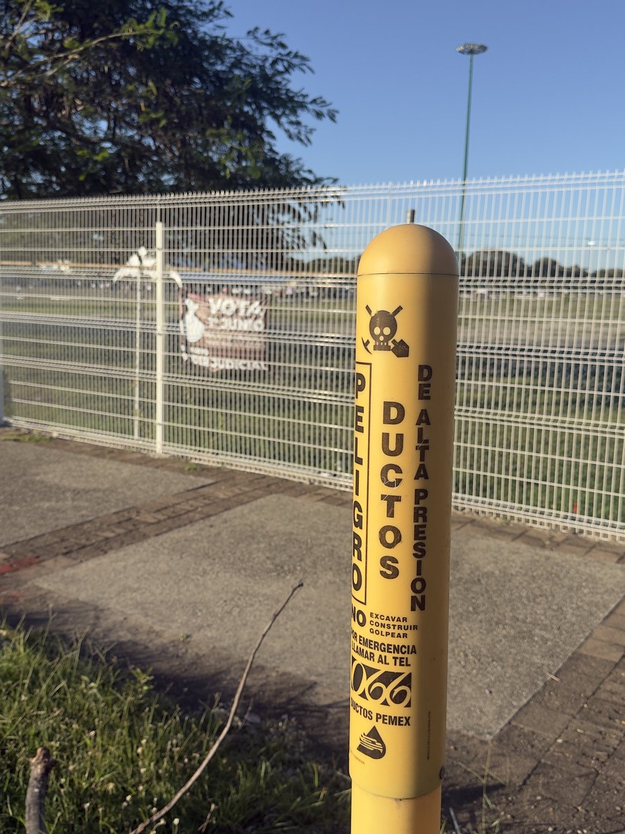 audelinomacario's tweet photo. Centro de Convenciones sin turismo y sobre ductos de Pemex, el nuevo elefante blanco de Morena en #Tabasco
En un acto marcado por el despliegue de la más cursi propaganda populista, con fuegos artificiales y la “siembra” de una “cápsula del tiempo”, el gobernador Javier May colocó la primera piedra de una obra multimillonaria, que --como muchas otras de la 4T-- está condenada al fracaso: un nuevo "centro de convenciones" en #Villahermosa.
Decisiones como esta exhiben al morenismo como un gobierno farsante, más preocupado en los negocios que enriquecen a los amigos y a los aliados, que en satisfacer las necesidades del pueblo.
Y es que desde antes de ser candidato, May prometió a los tabasqueños una larga lista de obras supuestamente “prioritarias” pero que no han tenido presupuesto autorizado, ni en 2025 ni este 2026.
Entre esos proyectos que han servido únicamente para alimentar el relato populista, se encuentran el nuevo Hospital General del estado, los hospitales de Teapa y Macuspana, así como la Universidad de la Salud, por mencionar solo algunos de los compromisos.
Pero en vez de hacer realidad sus promesas, que cambiarían el rostro social de enfermedad y pobreza del estado, May destina 2 mil 010 millones de pesos a la construcción de un edificio que pretende ser entregado en concesión a particulares y que por lo mismo, privilegia instalaciones de centro comercial en lugar de salones de exposiciones.
El motivo: hasta los beneficiarios finales de la obra saben que el turismo de negocios no tiene futuro en un estado con tan elevados indices de inseguridad.
Y es que según las cifras oficiales de la Fiscalía, entre 2024 y 2025 se reportaron 1,617 homicidios dolosos en la entidad. ¿Qué visitantes de negocios vendrían a una entidad gobernada por el miedo y el sobresalto que generan 2.2 asesinatos diarios en promedio, es decir, todos los días, incluidos sábados y domingos, durante los dos últimos años? 
A lo anterior se suma un riesgo grave que ha sido advertido por urbanistas y que el gobierno no ha aclarado. El asunto es particularmente preocupante si se considera el limitado entendimiento técnico del propio gobernador, quien —aunque parezca increíble— confunde un chat automatizado de WhatsApp, del tipo “para dejar su mensaje presione 4”, con “inteligencia artificial”.
El punto es claro: en la zona donde se pretende gastar esos 2 mil 010 millones de pesos cruzan ductos de alta presión de Pemex. La propia empresa lo advierte mediante señalizaciones visibles colocadas a escasos metros del área: "no construir, no excavar, no golpear en la zona".
Me parece que May, un gobernador que apenas terminó la preparatoria, puede ignorar aspectos técnicos y de planeación urbana, pero como ex director del Tren Maya, conoce bien el lenguaje de los negocios al amparo del dinero público. Sin embargo, esta vez eligió una zona donde el proyecto no solo es riesgoso desde lo financiero, sino (literal) potencialmente explosivo.