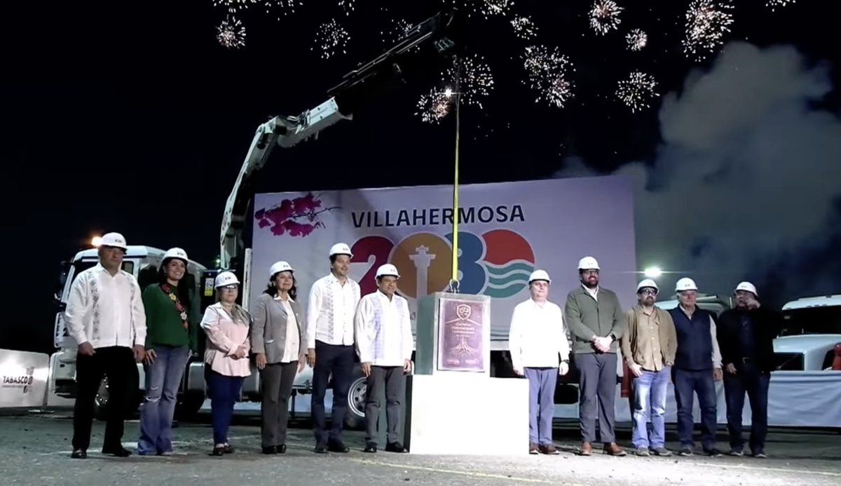audelinomacario's tweet photo. Centro de Convenciones sin turismo y sobre ductos de Pemex, el nuevo elefante blanco de Morena en #Tabasco
En un acto marcado por el despliegue de la más cursi propaganda populista, con fuegos artificiales y la “siembra” de una “cápsula del tiempo”, el gobernador Javier May colocó la primera piedra de una obra multimillonaria, que --como muchas otras de la 4T-- está condenada al fracaso: un nuevo "centro de convenciones" en #Villahermosa.
Decisiones como esta exhiben al morenismo como un gobierno farsante, más preocupado en los negocios que enriquecen a los amigos y a los aliados, que en satisfacer las necesidades del pueblo.
Y es que desde antes de ser candidato, May prometió a los tabasqueños una larga lista de obras supuestamente “prioritarias” pero que no han tenido presupuesto autorizado, ni en 2025 ni este 2026.
Entre esos proyectos que han servido únicamente para alimentar el relato populista, se encuentran el nuevo Hospital General del estado, los hospitales de Teapa y Macuspana, así como la Universidad de la Salud, por mencionar solo algunos de los compromisos.
Pero en vez de hacer realidad sus promesas, que cambiarían el rostro social de enfermedad y pobreza del estado, May destina 2 mil 010 millones de pesos a la construcción de un edificio que pretende ser entregado en concesión a particulares y que por lo mismo, privilegia instalaciones de centro comercial en lugar de salones de exposiciones.
El motivo: hasta los beneficiarios finales de la obra saben que el turismo de negocios no tiene futuro en un estado con tan elevados indices de inseguridad.
Y es que según las cifras oficiales de la Fiscalía, entre 2024 y 2025 se reportaron 1,617 homicidios dolosos en la entidad. ¿Qué visitantes de negocios vendrían a una entidad gobernada por el miedo y el sobresalto que generan 2.2 asesinatos diarios en promedio, es decir, todos los días, incluidos sábados y domingos, durante los dos últimos años? 
A lo anterior se suma un riesgo grave que ha sido advertido por urbanistas y que el gobierno no ha aclarado. El asunto es particularmente preocupante si se considera el limitado entendimiento técnico del propio gobernador, quien —aunque parezca increíble— confunde un chat automatizado de WhatsApp, del tipo “para dejar su mensaje presione 4”, con “inteligencia artificial”.
El punto es claro: en la zona donde se pretende gastar esos 2 mil 010 millones de pesos cruzan ductos de alta presión de Pemex. La propia empresa lo advierte mediante señalizaciones visibles colocadas a escasos metros del área: "no construir, no excavar, no golpear en la zona".
Me parece que May, un gobernador que apenas terminó la preparatoria, puede ignorar aspectos técnicos y de planeación urbana, pero como ex director del Tren Maya, conoce bien el lenguaje de los negocios al amparo del dinero público. Sin embargo, esta vez eligió una zona donde el proyecto no solo es riesgoso desde lo financiero, sino (literal) potencialmente explosivo.