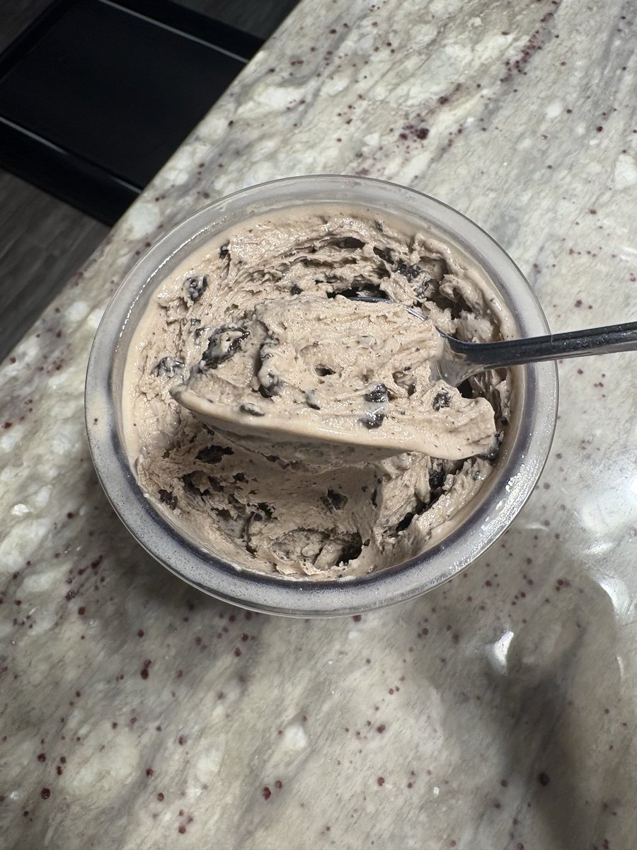 DeanTTraining's tweet image. I will post this recipe EVERY DAY if that’s what it takes to make the masses aware

- 240ml Fairlife Skim Milk
- 240ml Almond Milk Unsweetened Vanilla
- 51g True Nutrition Cookies N Cream Egg White Protein
- 30g Oreos Cookies N Creme Pudding Mix
- 4 Oreo Thins
- 2g Xanthan Gum