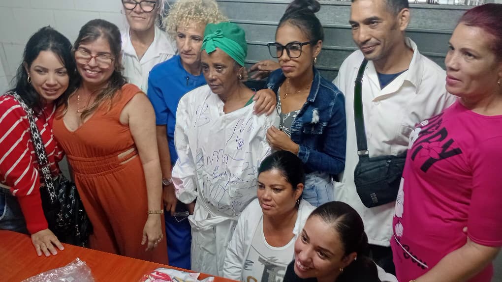 En la mañana de hoy despedimos con mucho cariño a nuestra querida licenciada Leonilda Morales Bejerano del servicio de Terapia Intensiva.
Gracias por tu entrega, vocación y calidad humana. Dejas una huella imborrable en nuestro equipo y en cada paciente.
Te deseamos muchos éxitos