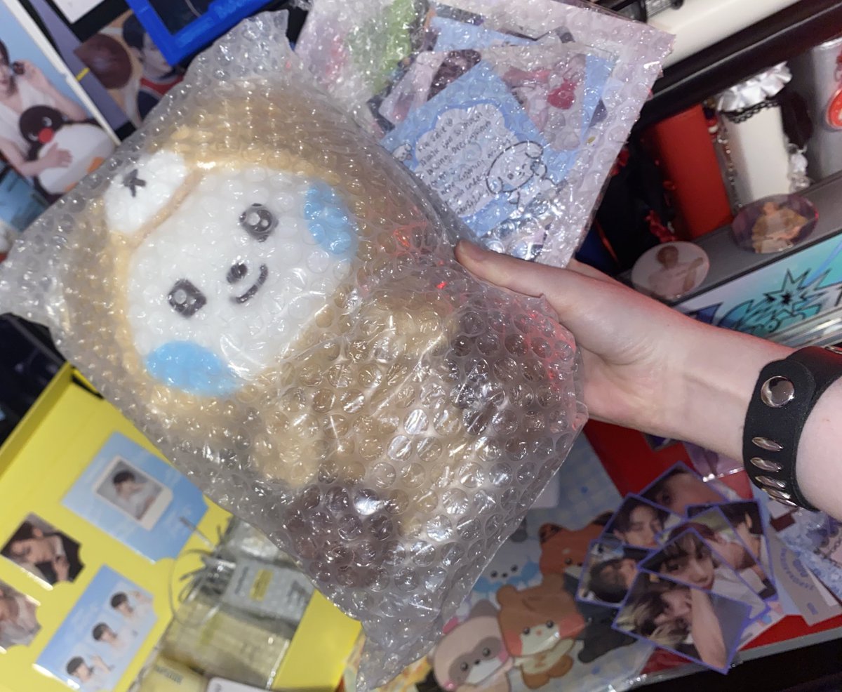 Andre0Coser's tweet photo. Mini haul! Second #hapsode box🖤😼🍓
@odiezeroni let me set gyunini free of the bubble wrap 🐶🦌
#zeroni #Rinini #RICKY #zb1 https://t.co/gWfK70m7SB