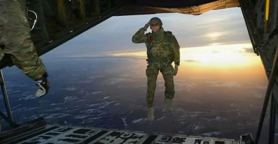 Me: *bites into burger* 

everything on the opposite end of the burger