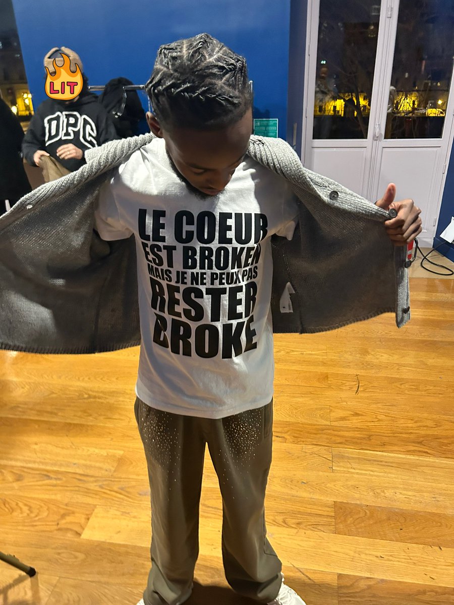 TimarFC's tweet photo. LE CŒUR EST BROKEN MAIS JE NE PEUX PAS RESTER BROKE https://t.co/JcPDHFjBbg