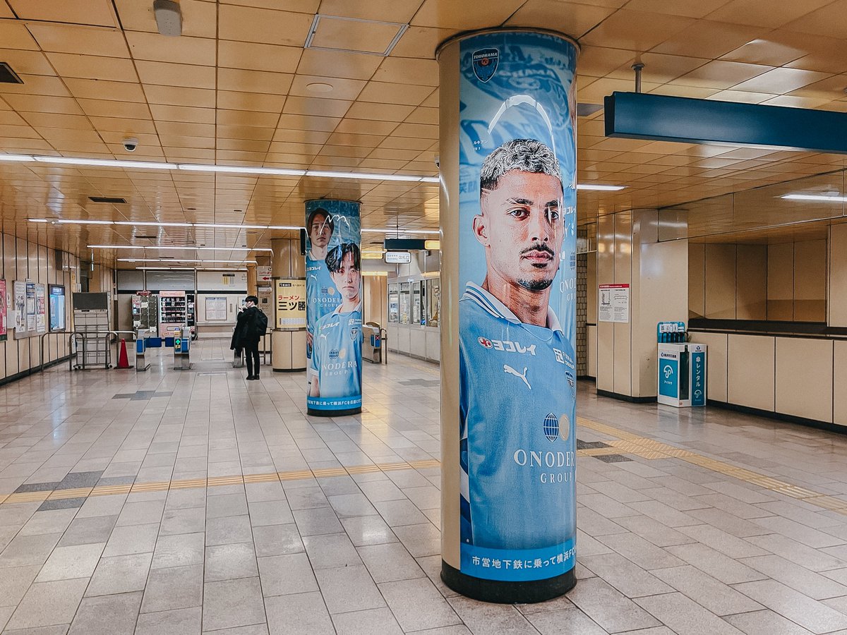 yokohama_fc's tweet photo. 🔵三ッ沢上町駅装飾がリニューアル🔵

いよいよ今週末にホームで開幕を迎える百年構想リーグに向け、三ッ沢上町駅の装飾もリニューアル✊
半年間限定のデザインとなりますで、ぜひお立ち寄りください✨

📱https://t.co/LDu5wDLvcH
🎫https://t.co/utipiQ1NAH

#yokohamafc #横浜FC https://t.co/8fo1h5mOU1