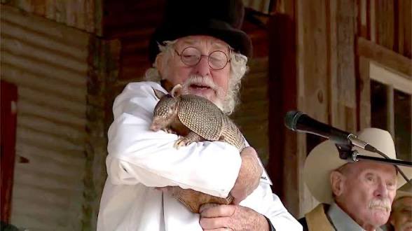 ladystormbreak1's tweet photo. @MelonTeee We have Bee Cave Bob in Texas :) he said spring is coming https://t.co/DMLS4T9bPb
