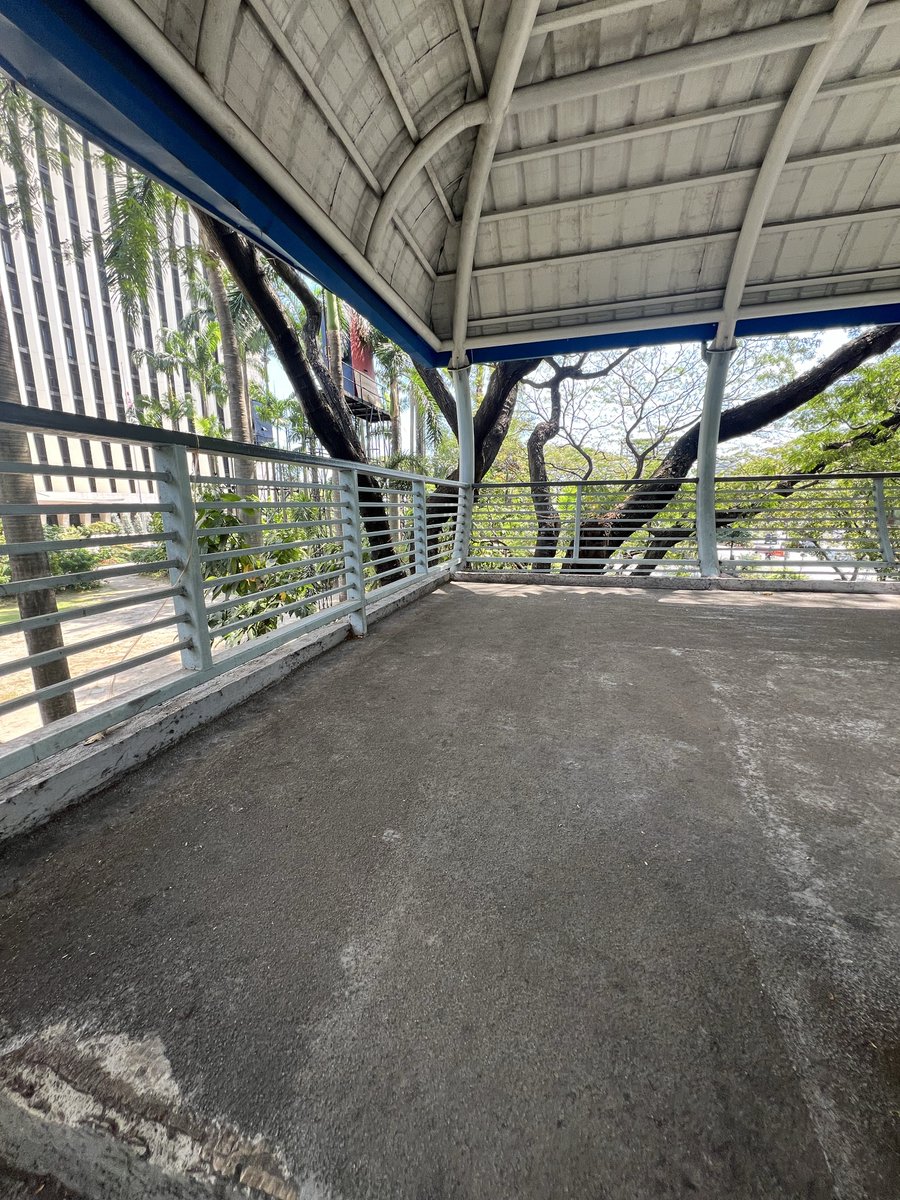 Dito po yung ginagawang smoking area sa Ortigas Ave. - Emerald Ave. footbridge na wala pong bantay. Pwede siguro makipag-tulungan with Meralco kasi katabi ng bakuran nila.
