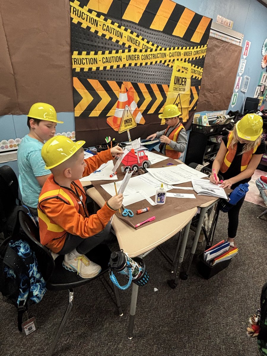 Mrs_DGreen's tweet photo. Today was ECR Construction day! The kids had fun finding the best text evidence for their ECR plans. @TISDDPES @TomballISD https://t.co/R7fcDYaxPt