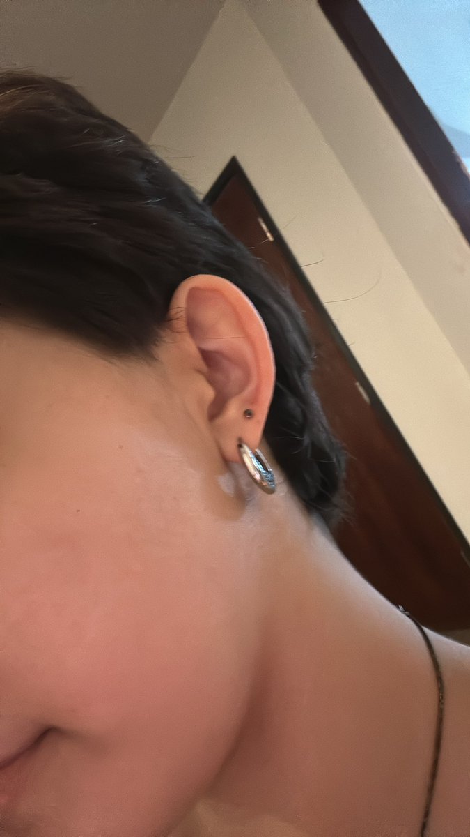 gilly_sea's tweet photo. @WiseWujikawa Got an upper lobe piercing ^^ https://t.co/hDQjWRcQOH