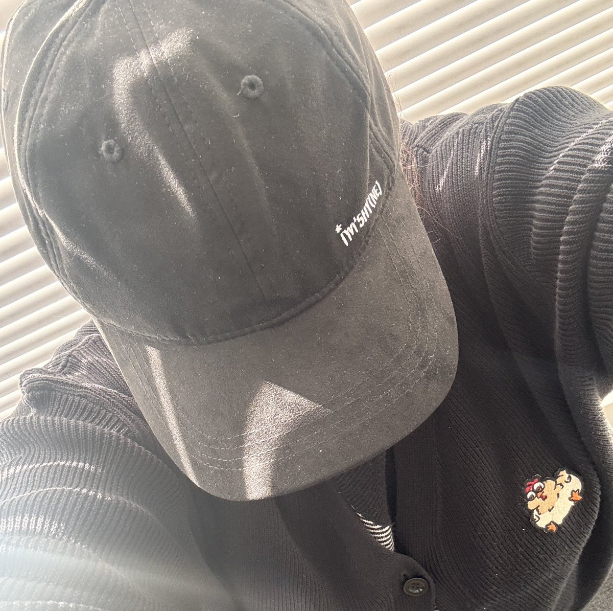 E2Wd5's tweet photo. うちの倉庫が帽子着用で良かった
やっと装着の機会が来た
(上空より撮影)
髪ボサボサだけど許してほしい
#PRACH
#SingtoPrachaya https://t.co/JmhuLC2zMS