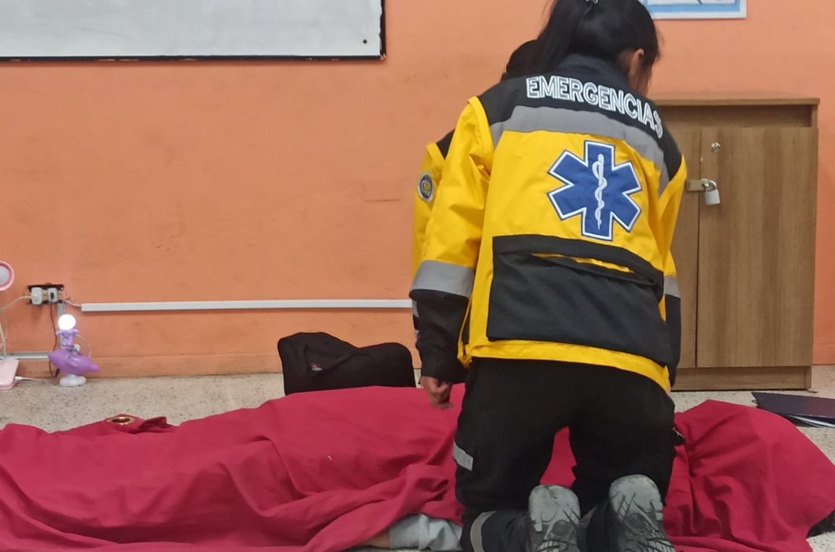 Estudiantes de 6to semestre, en la cátedra de Emergencias Pediátricas y Neonatológicas, presentaron un sociodrama inspirado en “Justicia para el pequeño Gabriel”, generando un espacio de reflexión sobre el maltrato infantil y el papel fundamental de la Atención Prehospitalaria.🐝