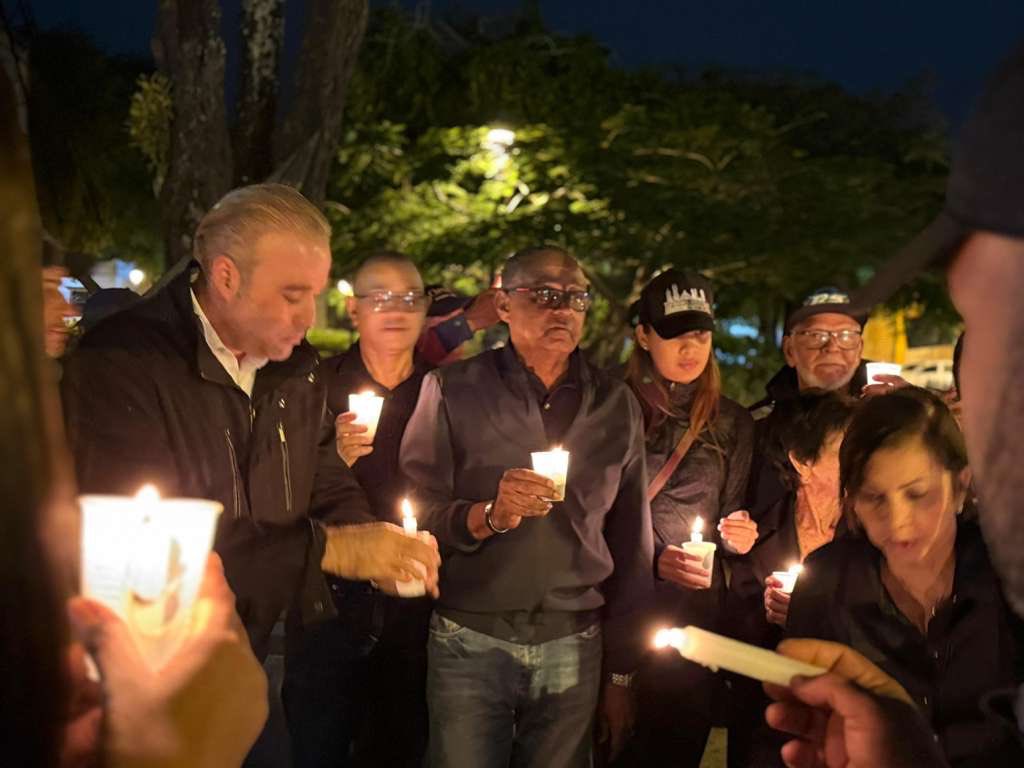 Esta noche, desde el parque Duarte del municipio de La Vega, mediante una protesta cívica se encienden velas por la gran estafa cometida contra la más delicada institución pública encargada de cuidar la salud del pueblo Dominicano. SENASA. <a href="/ZOLFM1065/">ZOL 106.5 FM</a> <a href="/z101digital/">Z101 Digital</a>