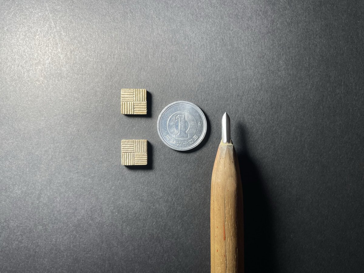 tsuisyu_tabe's tweet photo. 算崩し紋様
(1.0×1.0×0.25cm)

約5mm幅に6本ver.
約5mm幅に7本ver.

溝がV字になる様に彫る伝統技法
『 薬研彫り』で彫っています

#機械に負けるな
#伝統工芸の底力 https://t.co/oTVPAndiwy