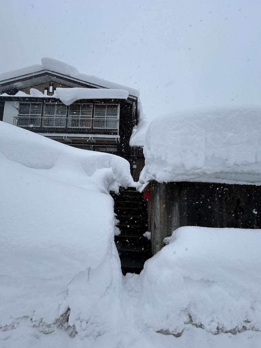 写真は湯沢町です
 新潟県内は大雪で一部地域に災害救助法が適用されています。雪が止んでも屋根の雪下ろしや生活道路の除雪など厳しい状況が続いています
豪雪地域を支える除雪ボランティア等の活動を支援する｢#あったか雪募金｣にご協力ください
 🔗 congrant.com/project/akaiah…
#除雪支援 #赤い羽根