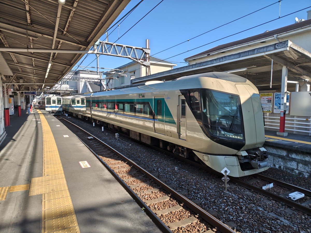 近鉄22600系とVE77が並んだ()