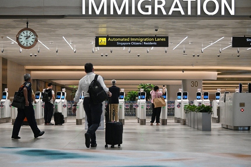 RonallChersan's tweet image. 🔴สิงคโปร์เริ่มใช้มาตรการ No-Boarding Directive เต็มรูปแบบ(ตั้งแต่ 30ม.ค.)

🛂ตม.จะส่งรายชื่อ ผดส.ที่ถูกห้าม-ไม่พึงประสงค์ให้กับสายการบินเพื่อเตือนว่า ห้ามให้ขึ้นเครื่องมา หากฝ่าฝืน สายการบินและพนักงานมีโทษปรับ/จำคุก 

//พูดง่ายๆคือใครเข้าข่าย จะโดนปฏิเสธตั้งแต่ก่อนขึ้นเครื่องเลย