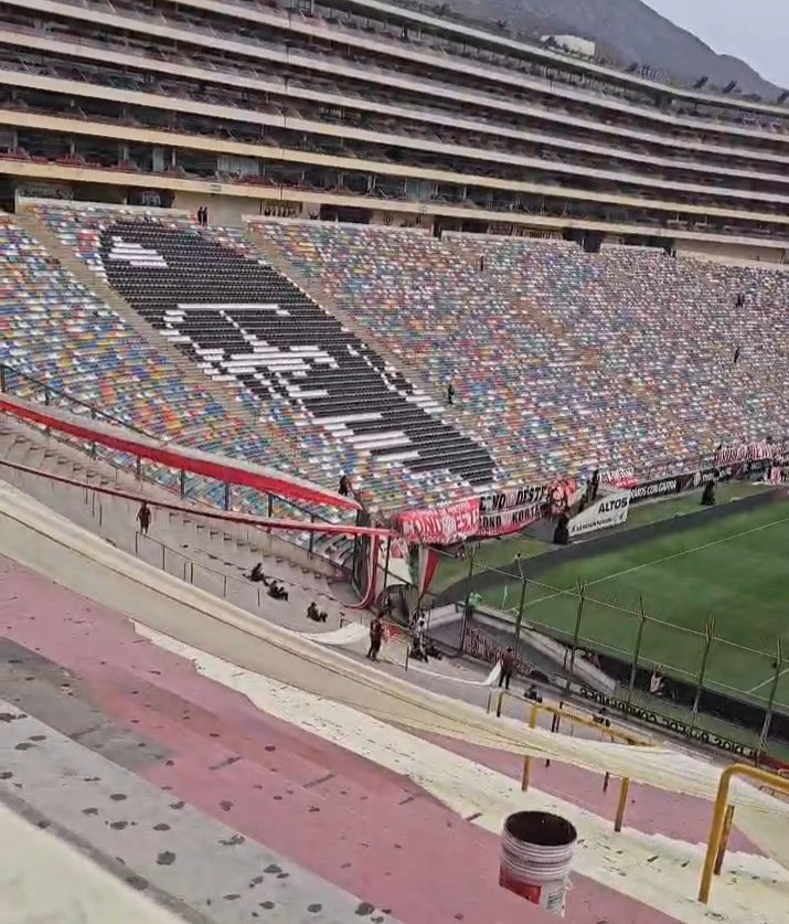 No sé por qué la necesidad de algunos hinchas de romper las tiras en pleno partido, y malograr el espectáculo que se monta en Norte.
Respeten el trabajo y tiempo que damos por una tribuna colorida y acorde a nuestra historia.