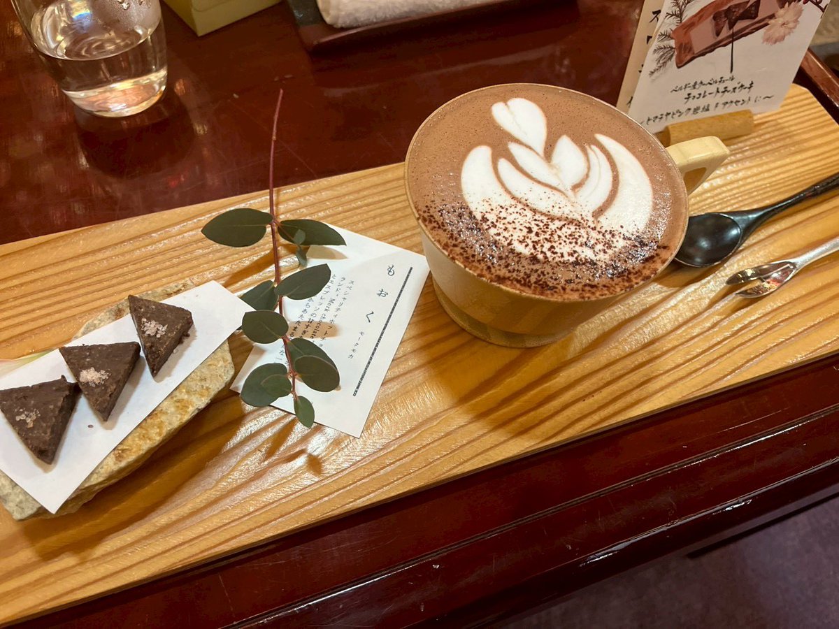 nnus_25's tweet photo. サービスで頂いたカフェモカ
誕プレでもらったバック
女将さんが書いたコースター
カフェラテ飲んでる弟 https://t.co/BsJGEV92fs