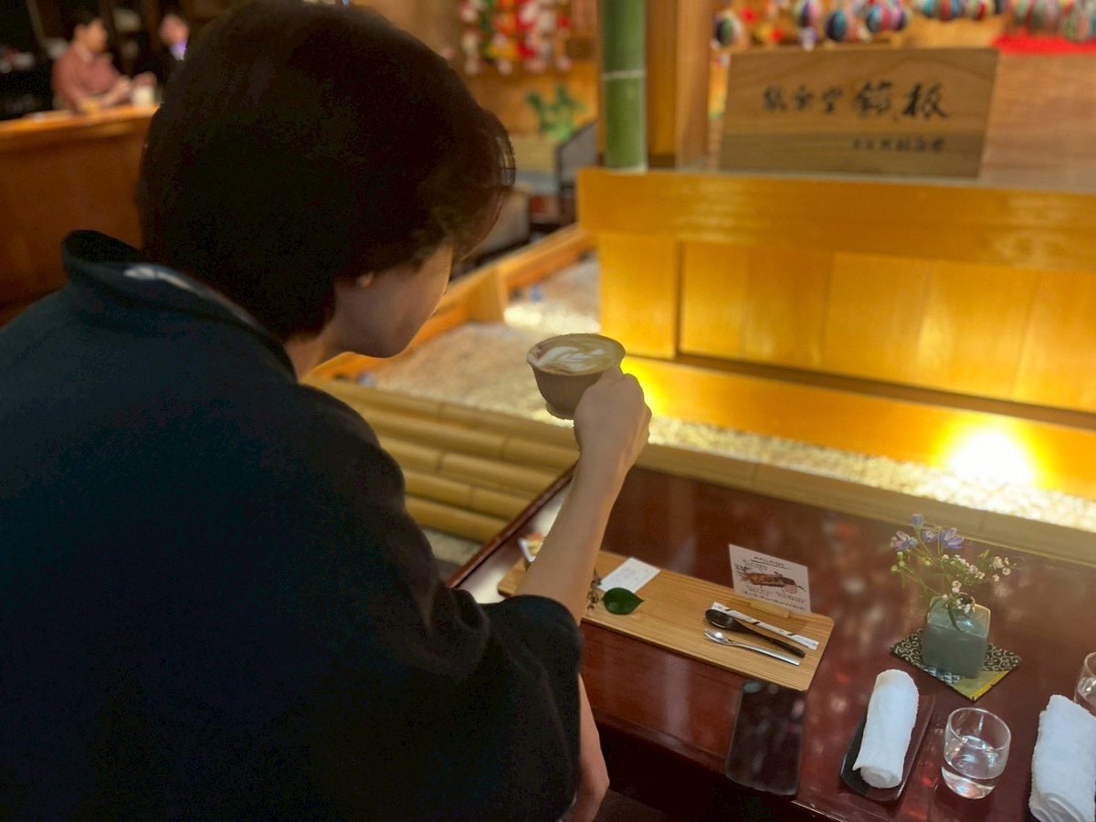 nnus_25's tweet photo. サービスで頂いたカフェモカ
誕プレでもらったバック
女将さんが書いたコースター
カフェラテ飲んでる弟 https://t.co/BsJGEV92fs
