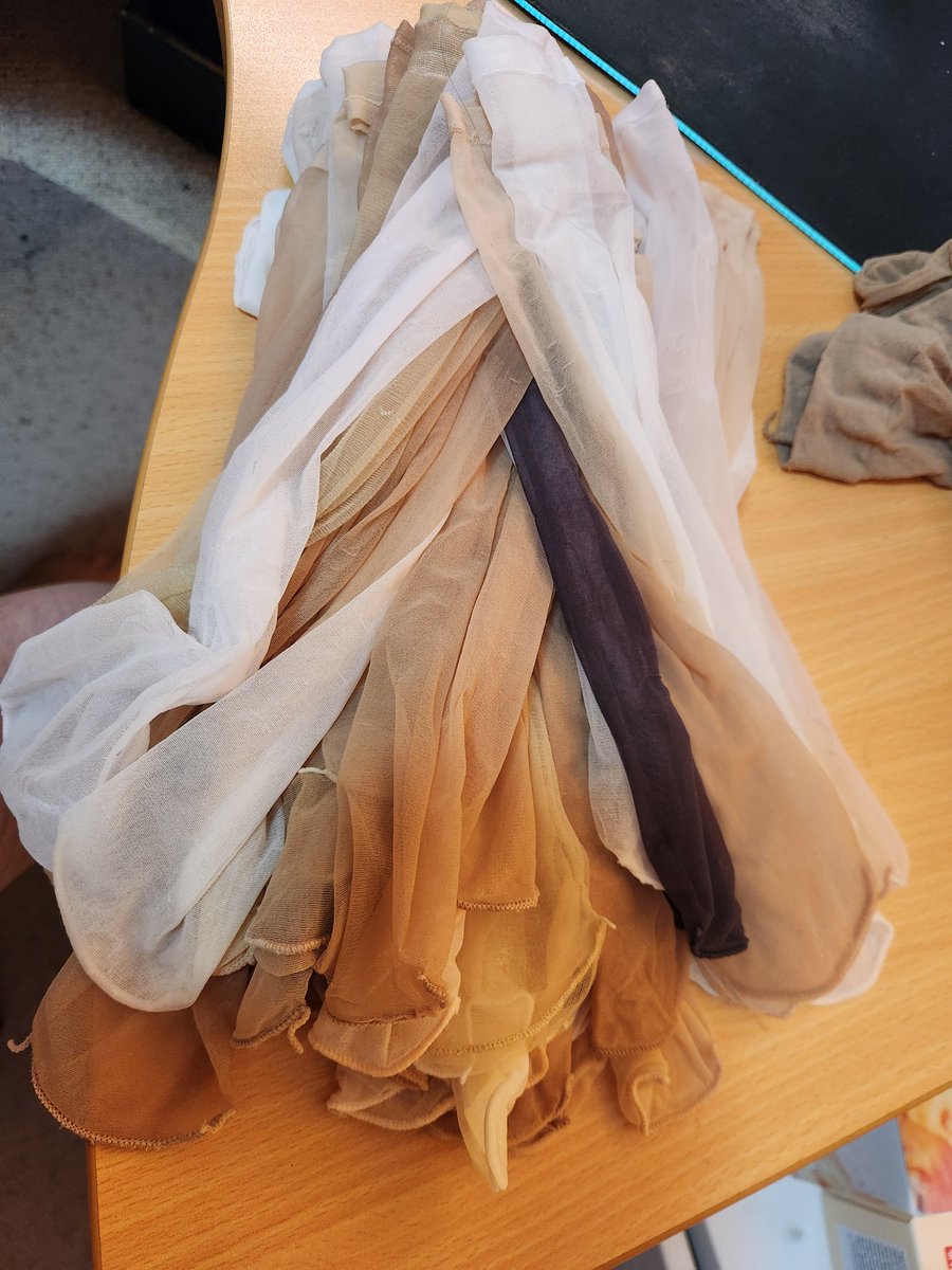 清理了一下射过精液的丝袜，不知不觉这段时间射了这么多