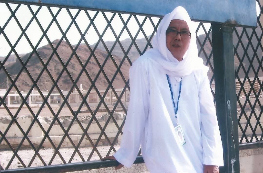 FaktaBukanAuta's tweet photo. Terbaca berita pasal Dr Murad, seorang banduan akhir yg berjaya grad PHD waktu dalam penjara, mengingatkan kita kpd Arwah Loloq.

Dalam satu temubual, wartawan tanya Loloq -

"Awak dah cipta nama sebagai penulis lirik tersohor dgn royalti ratus ribu setahun nak buat apa lagi jadi pelakon telemovie, filem & teater?"

Selamba ja Loloq jawab -

"Saya nak buktikan pada masyarakat yg bekas banduan juga boleh berjaya."

Kadang-kadang perancangan Tuhan tak terjangkau dek akal manusia.

2008 Loloq meninggal, setahun sebelum tu dia terdetik pergi umrah.

Balik Umrah dia cerita kat kawan-kawan, Mekah tu sebenarnya tempat yg sesuai utk orang kutu macam dia. Setelah kutu penat merayau, Mekah jadi titik berhenti.

Deep.

Al-Fatihah.

📷 Haji ZRA