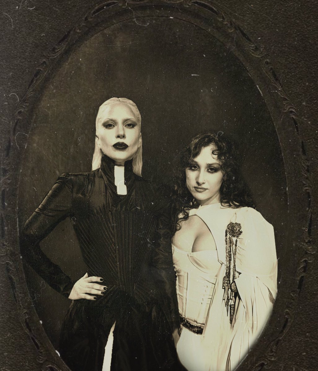 POPATEEMYHEART2's tweet image. Vintage picture of alleged Vampire Mother and daughter from 1835, rumor has it the mother taught her daughter to only kill homophobic men.