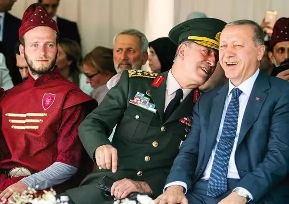 Yuksel_Akkale's tweet photo. Epstein’e satacak daha fazla yetim olsun diye mi deprem olduğunda askerleri kışlada tutarak enkaz altındakilerin cep telefonlarına da bant daraltması uyguladınız?

@hulusiakarmedya 

#Epsteindosyaları https://t.co/PZwpDJGW7V