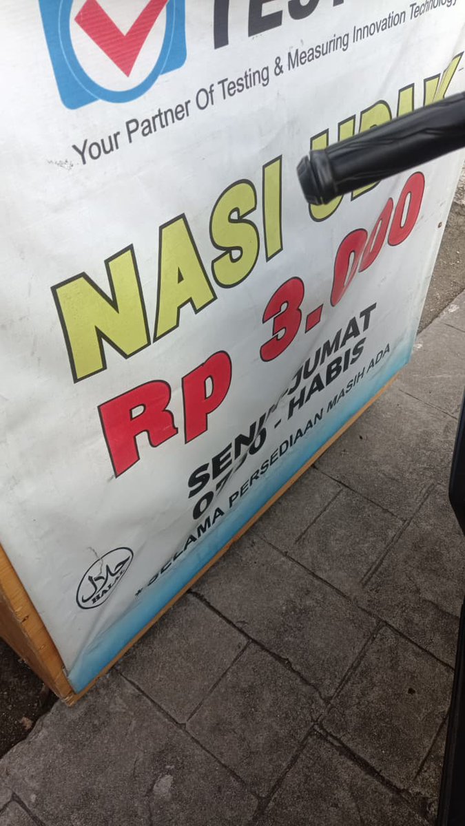 Tugaskukelar's tweet photo. PAGIII INIIII, Akhirnya berhasil war Nasi uduk termurah se jaktim, Nasi uduk cuman Rp 3.000 (dapet tempe orek, bihun, nasi, SENDOK bjiiirrr 😭), Tapi kerupuknya abis ya ges, harusnya juga dapet. 

ABSEN YANG TAU LOKASINYAA https://t.co/wvTaiTlK2l