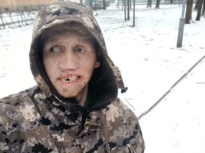 choquei's tweet image. 🚨VEJA: Soldado russo tira uma selfie enquanto tenta ocupar território ucraniano.