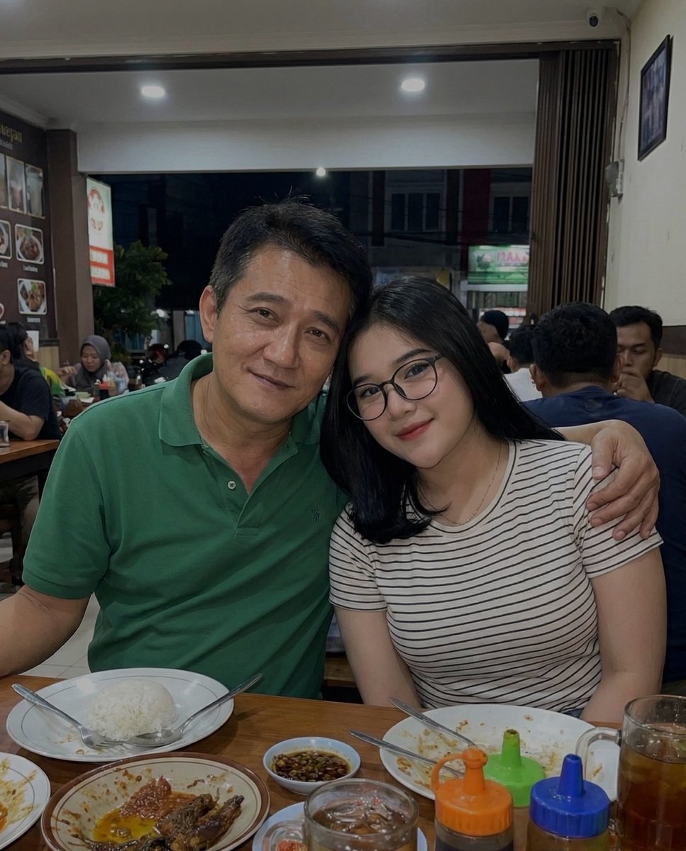 needsuml's tweet photo. Pi… ingat ya waktu itu pi pernah cerita,
katanya waktu aku kecil aku mau manggil papi, tapi malah kepeleset jadi pipi.
semua ketawa, tapi pi malah senyum.
dan sejak hari itu…
pipi bukan cuma salah sebut.
pipi jadi panggilan sayang aku.
sampe sekarang. https://t.co/XZ58ndSsrw