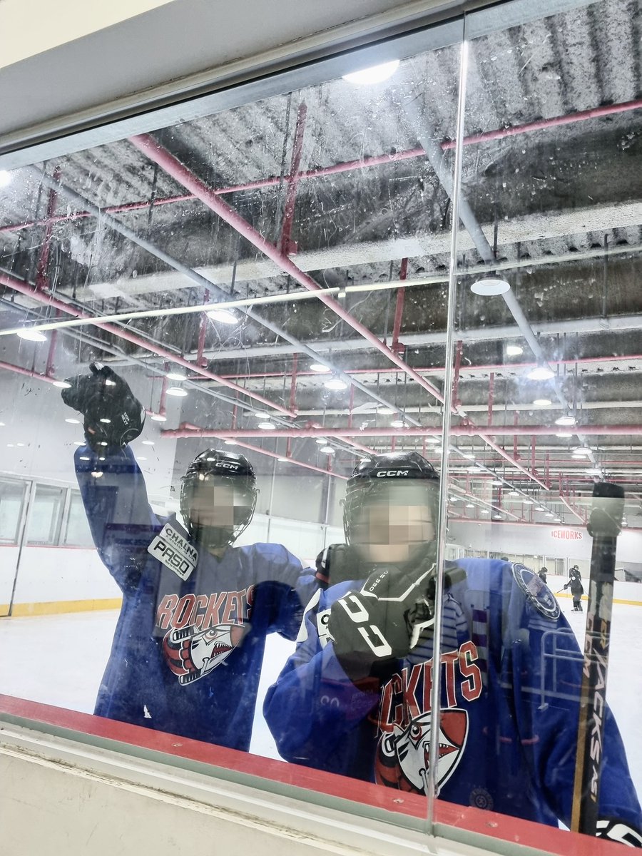 steady_note's tweet image. 한번은 해보고 싶었던 아이스하키!
주로 남자들이 하는 운동인 줄 알았던 무지한 나......

동기)
인스타그램 광고를 보고 여자 아이스하키 원데이 클래스가 있다는 걸 알게 되었다!!!
그때 막 심장이 뛰면서
우리 여자 팀 운동 동호회 회원님들과 겨울 제철 운동으로 경험해보자고 1년을 외쳤는데…