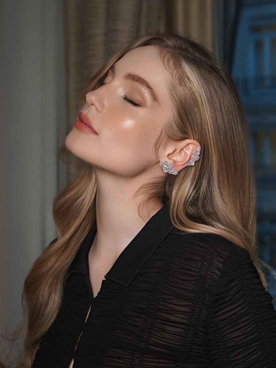 Pyrrhicant's tweet photo. future girl kisser hannah dodd yall: https://t.co/1uPg5plzSQ