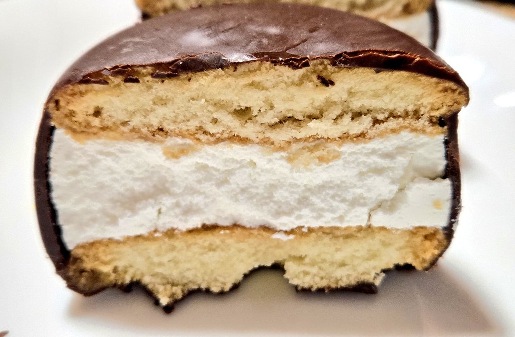 【生チョコパイ クリーム4倍盛り】
購入価格258円 291kcal
5.0
クリームがふわっとして滑らかスッキリした味わいで
ケーキ生地とてもしっとり
クリームとあわせてとても口溶けよく
パキッとしたチョココーティングの
食感がよいアクセントで
これはめちゃくちゃうますぎ
生チョコパイはほんと美味しい