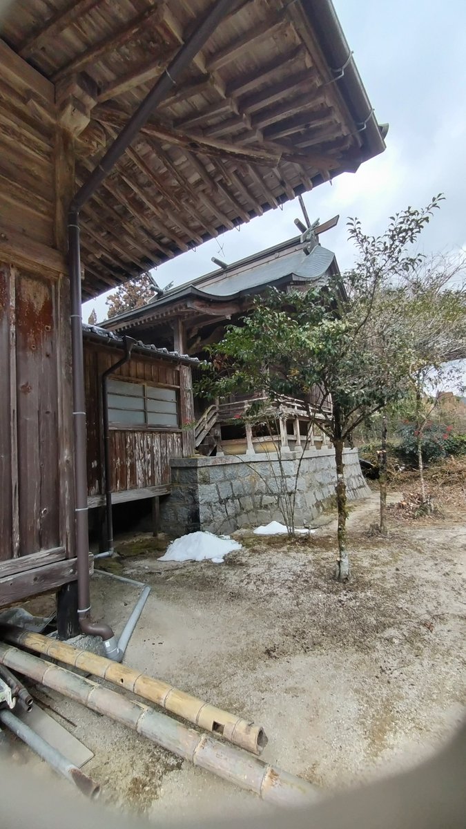 乳母(めのと)神社
余り日の当たらない所には
雪が残ってた
海藻が竹の筒にお供えされてました