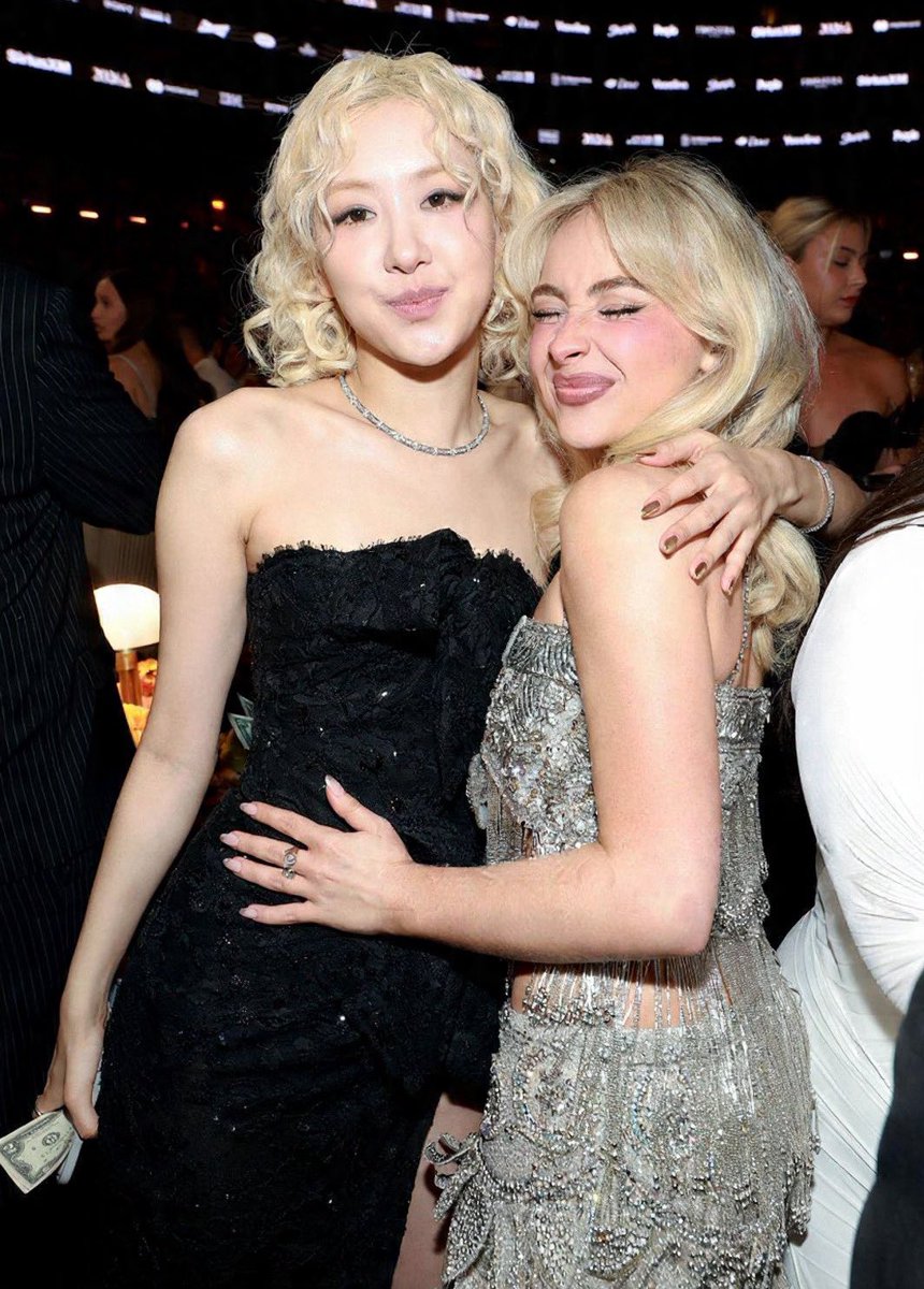 urnumberones's tweet image. การให้แบงค์ 2$ คือวัฒนธรรมที่หมายถึงการนำโชค ให้โชค ขอให้โชคดี good luck🍀 คนที่ให้ก็คือดาเนียลช่างภาพบรูโน่นั่นเอง น่ารักกันจังเลยน้อ ได้คำตอบแล้วว่าไปจิ๊กตังค์ใครมา5555555555