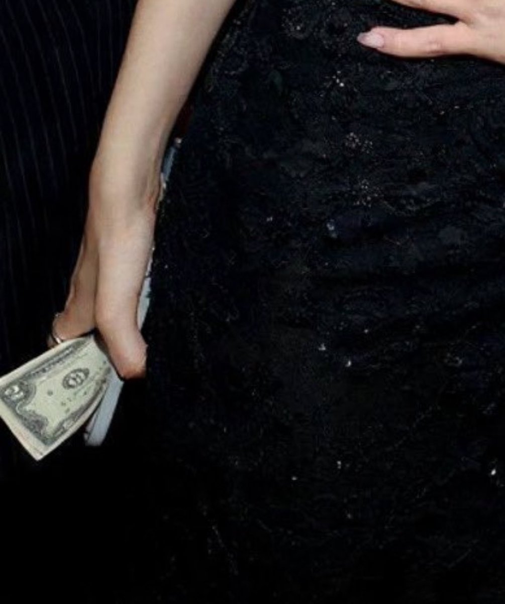 urnumberones's tweet image. การให้แบงค์ 2$ คือวัฒนธรรมที่หมายถึงการนำโชค ให้โชค ขอให้โชคดี good luck🍀 คนที่ให้ก็คือดาเนียลช่างภาพบรูโน่นั่นเอง น่ารักกันจังเลยน้อ ได้คำตอบแล้วว่าไปจิ๊กตังค์ใครมา5555555555