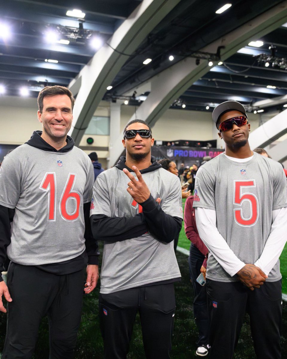 JamesRapien's tweet photo. Live look at a Dad taking his sons to the bar for the first time!#ProBowlers #Bengals https://t.co/EXd08fDs9J