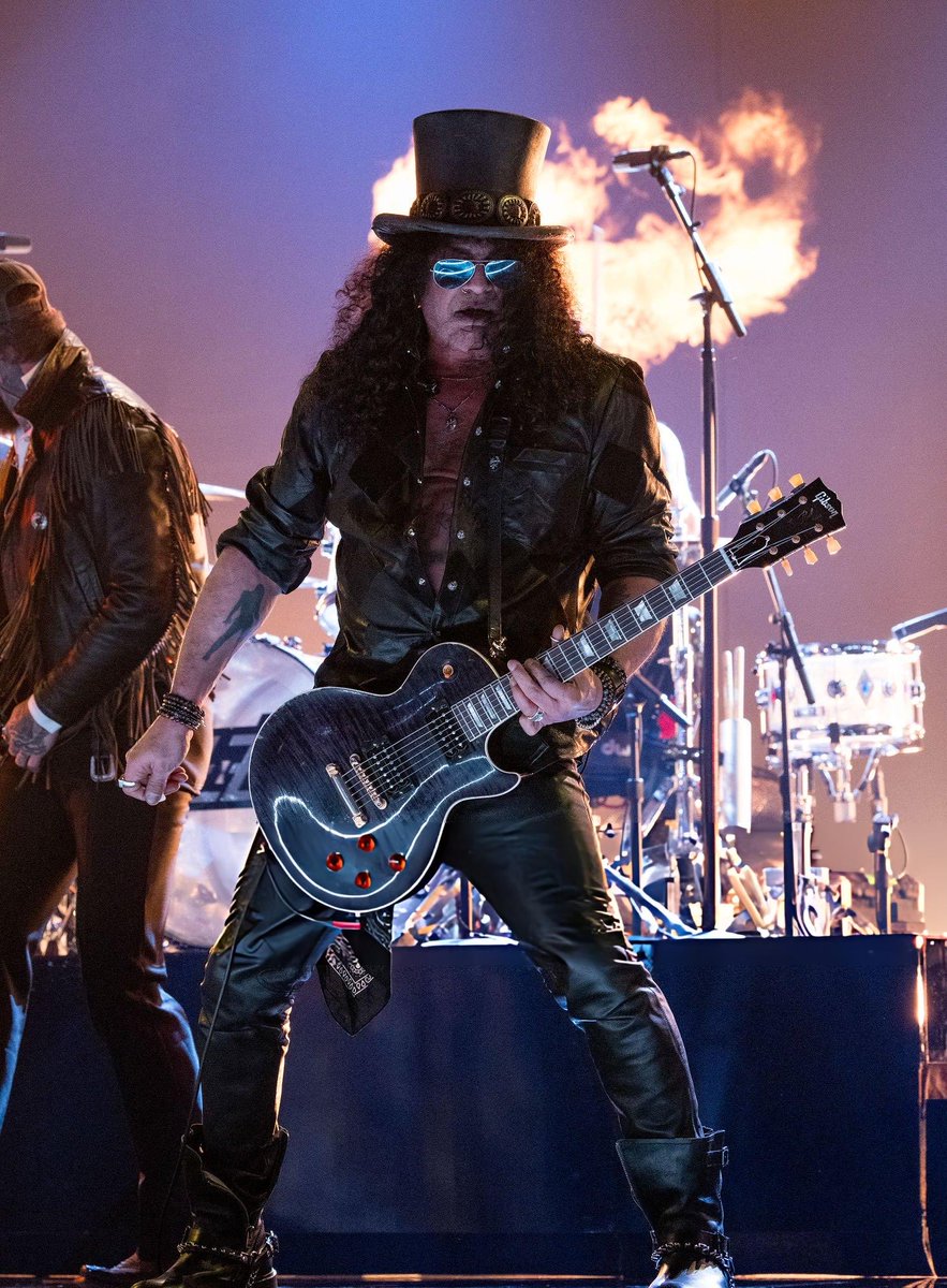 slashworldarg's tweet photo. Slash junto a Dirty Bats tocando ‘War Pigs’ de Black Sabbath en los premios Grammy en Los Angeles, CA. 01 de febrero de 2026.

Foto credito: John Shearer / Kevin Mazur /  JC Olivera

🤘🎩🌎

#slash #grammy #gibsonlespaul #ozzyosbourne #slashlive https://t.co/65BfUyDXlf