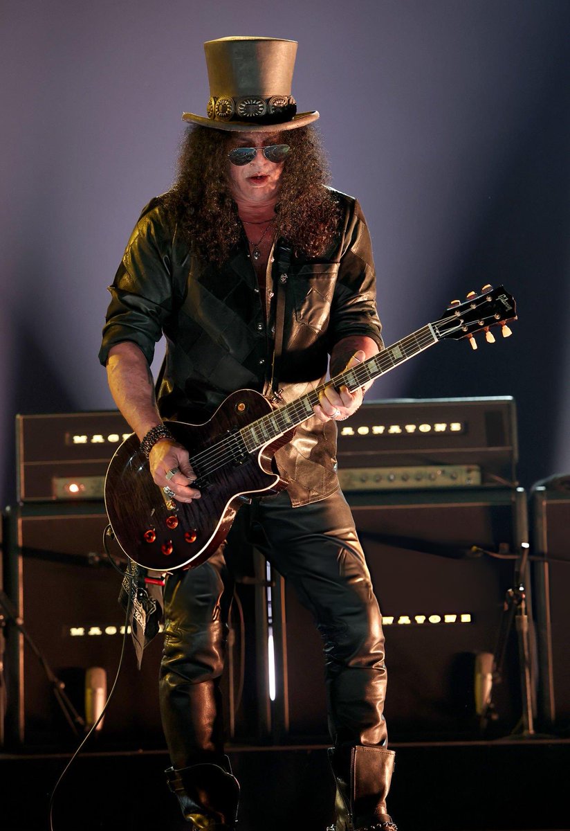 slashworldarg's tweet photo. Slash junto a Dirty Bats tocando ‘War Pigs’ de Black Sabbath en los premios Grammy en Los Angeles, CA. 01 de febrero de 2026.

Foto credito: John Shearer / Kevin Mazur /  JC Olivera

🤘🎩🌎

#slash #grammy #gibsonlespaul #ozzyosbourne #slashlive https://t.co/65BfUyDXlf