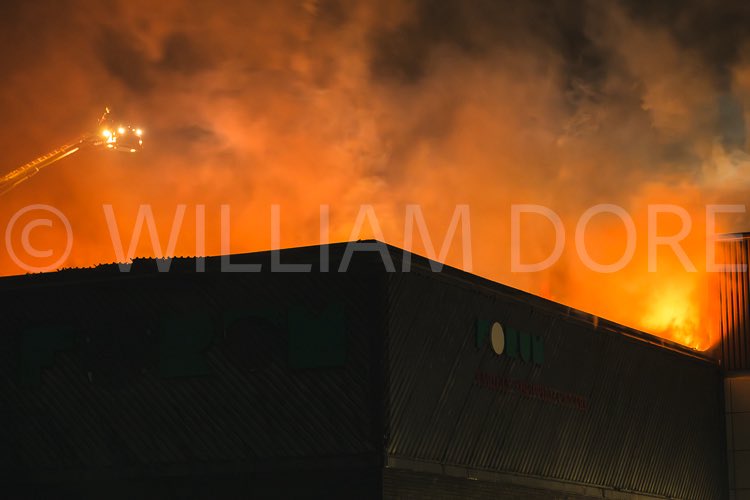 wmdore_images's tweet photo. Photos of large fire in Irvine, Ayrshire at Forum Shopping Centre next to shopping mall.
#irvine #ayrshire #fire #irvinefire #forum https://t.co/jEyGgY4dzQ