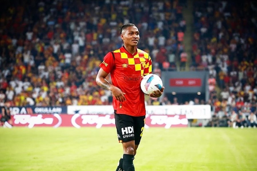 Sem1925's tweet image. Herkes bi rahat olsun baba burada. Sol stoper,sol bek 6-8-8,5-10 numara ne ararsan var. TANZANYA CANAVARI